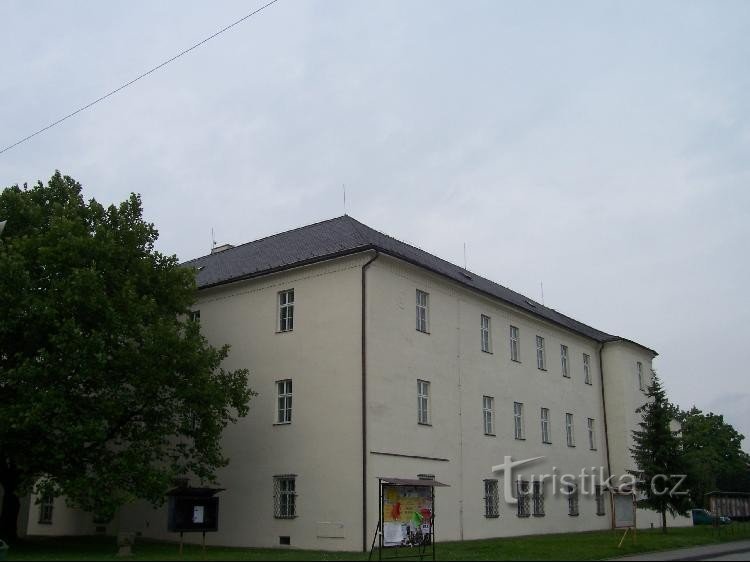 Castle: View of the side of the castle.