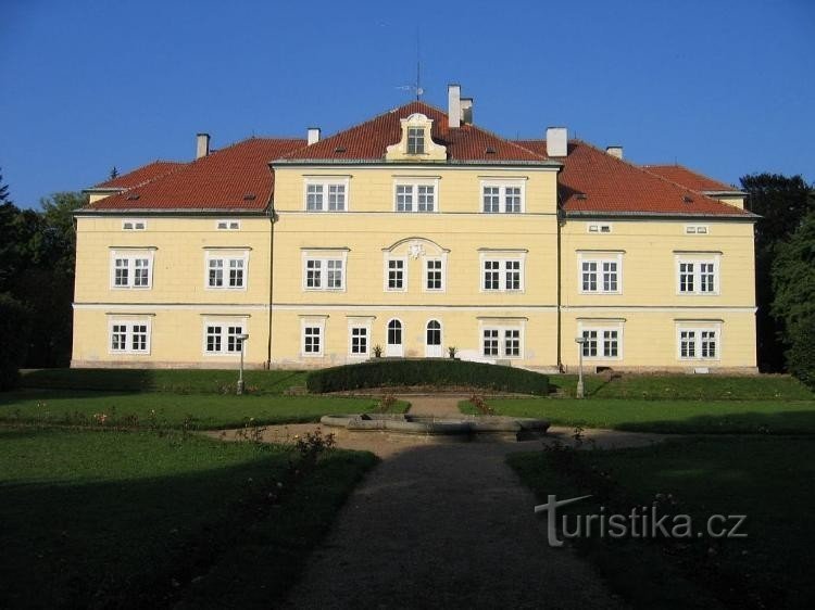 Zámek: Pohled na zámek z bývalé francouzské zahrady