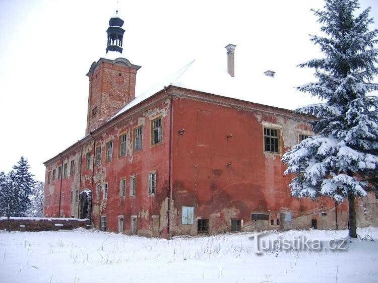 Замок: Вид з півдня на головний вхід до замку