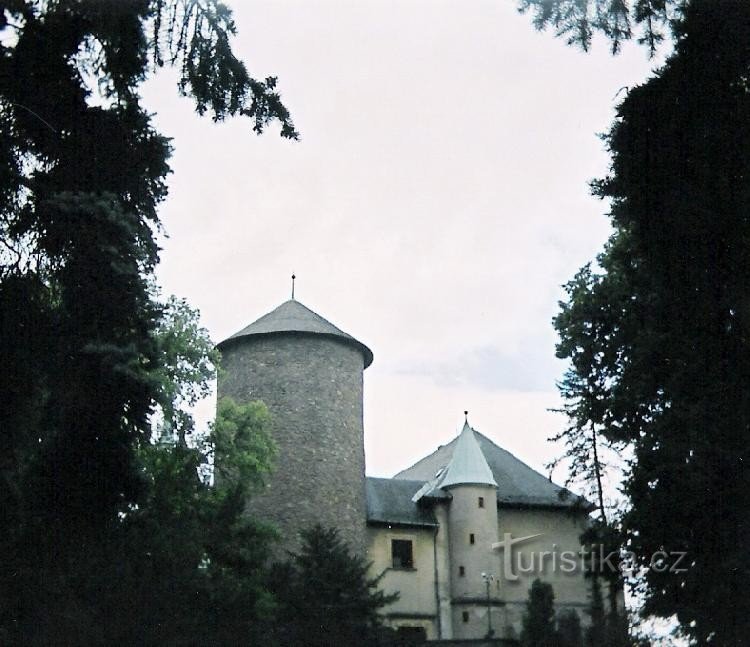 Castelul: vedere laterală din grădina castelului