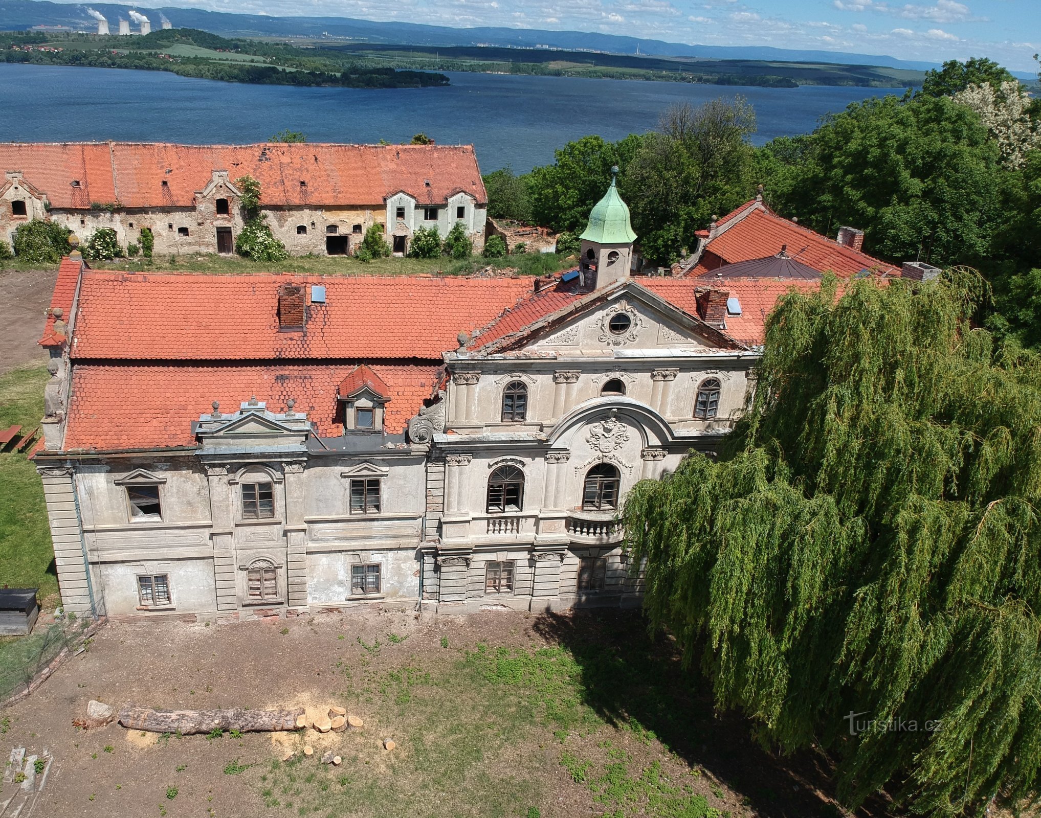 Zamek Poláky - budząca się perła baroku