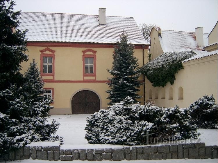 Kastély: A mai horažďovicei reneszánsz-barokk kastély elődje kicsi volt.
