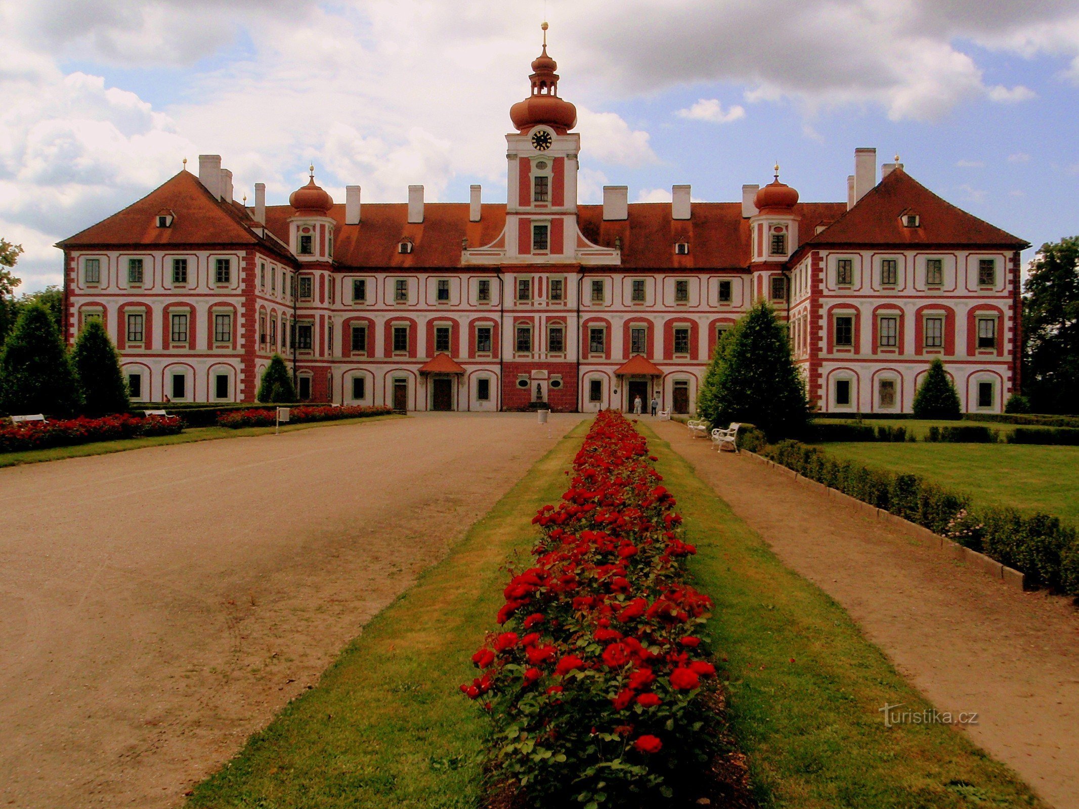 Schloss über Rosenbeeten