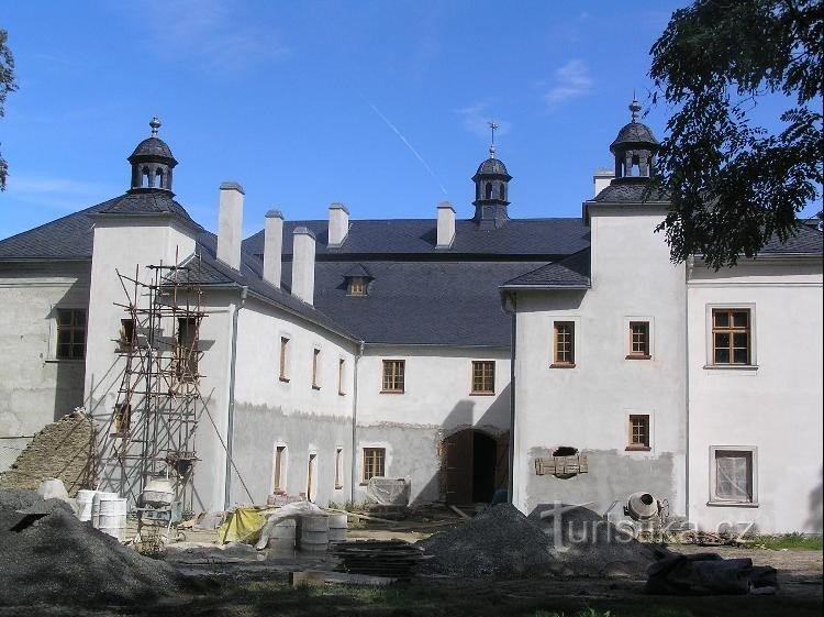 Linna: Alunperin renessanssilinna, rakennettu uudelleen barokkityyliin, nykyään kunnostettavissa, näkymä takaa