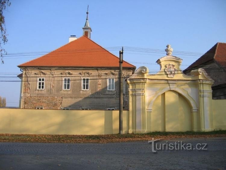 Kasteel: de originele hoofdpoort, nu ommuurd en afgesloten