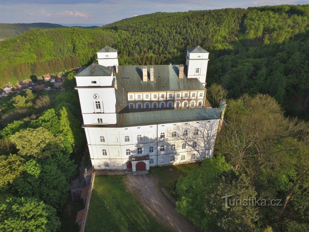 Castillo de Račice: vacaciones en un entorno pintoresco entre Drahan Highlands y Moravian Karst