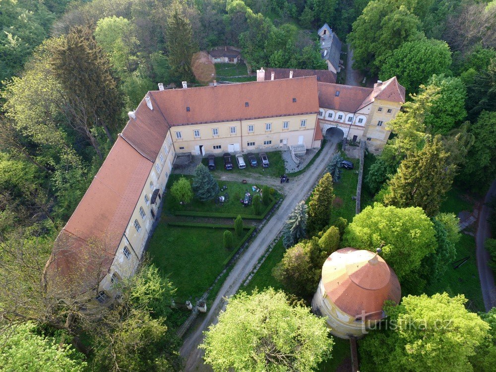 Račice Castle - 在德拉汉高地和摩拉维亚喀斯特之间风景如画的环境中度假