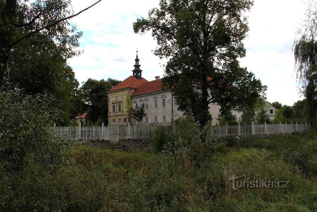 Château de Radíč, vue depuis le ruisseau