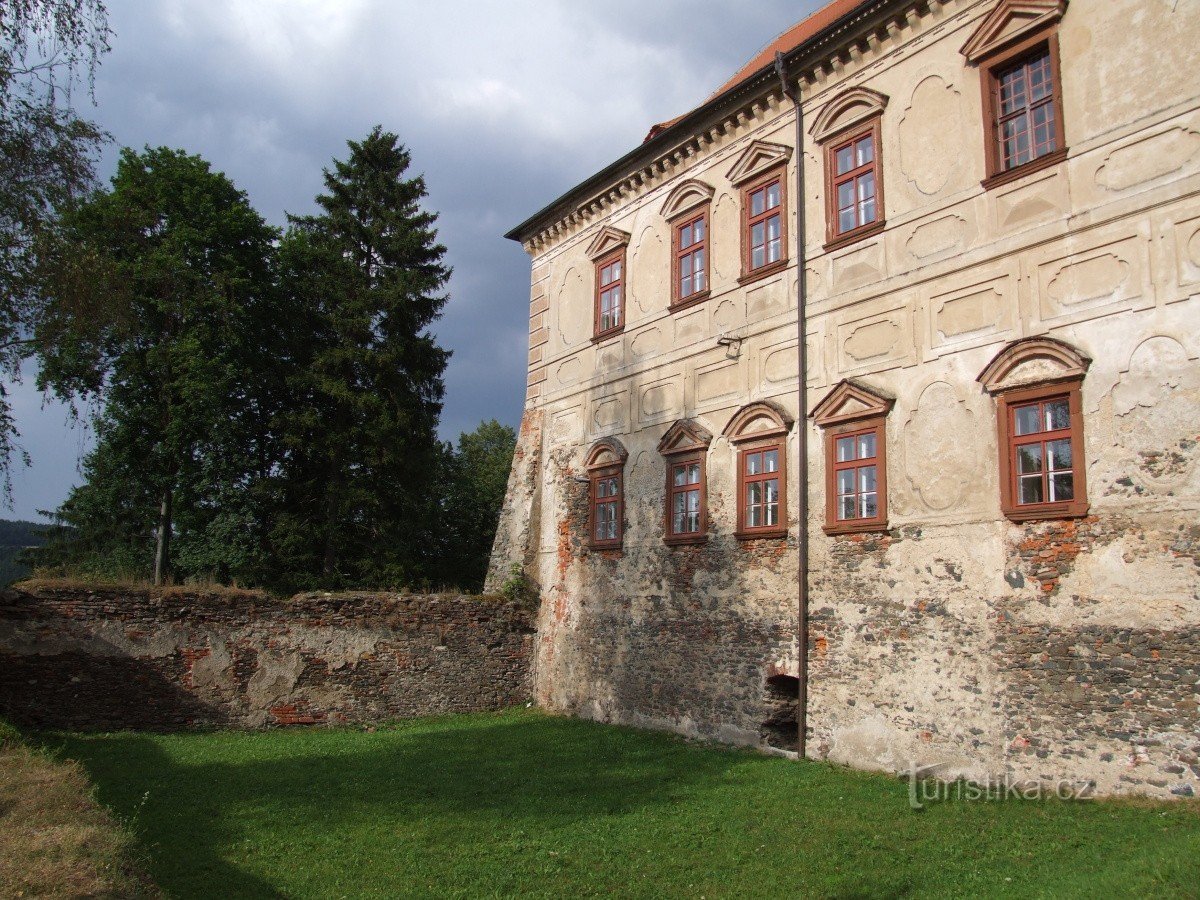 Rataje nad Sázavou castle