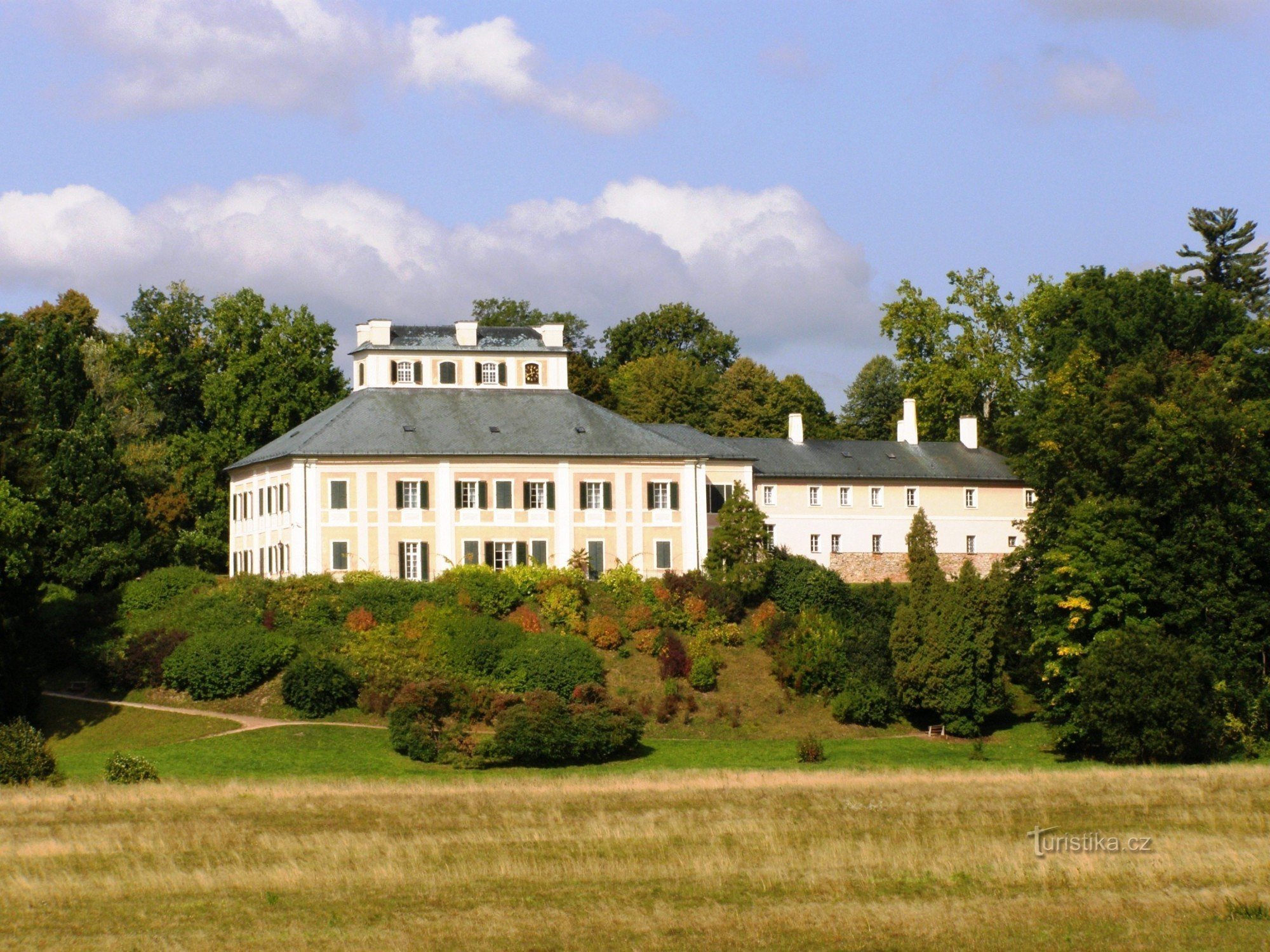 Ratibořice slott från floden Úpa