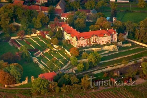 Zamek z barokowym, włoskim ogrodem tarasowym