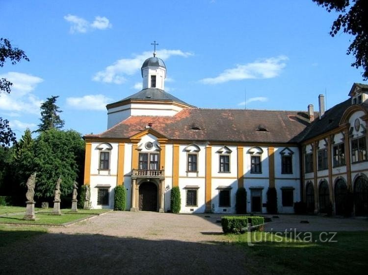 Le château avec la chapelle St. Romédia