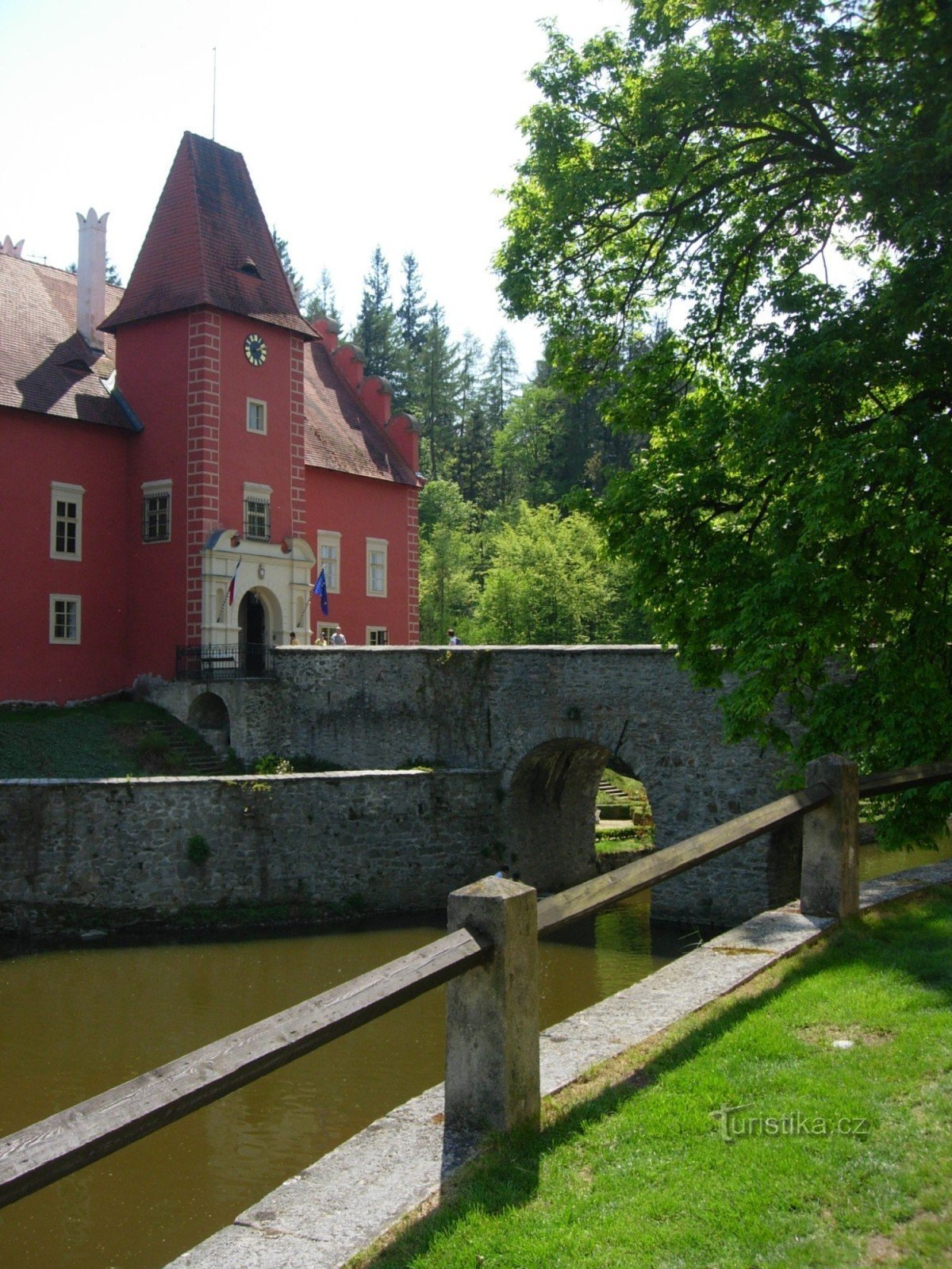 lâu đài với cây cầu