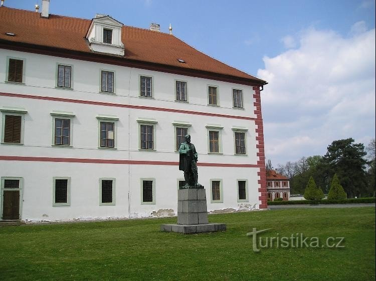 Kasteel met een monument voor de oprichter