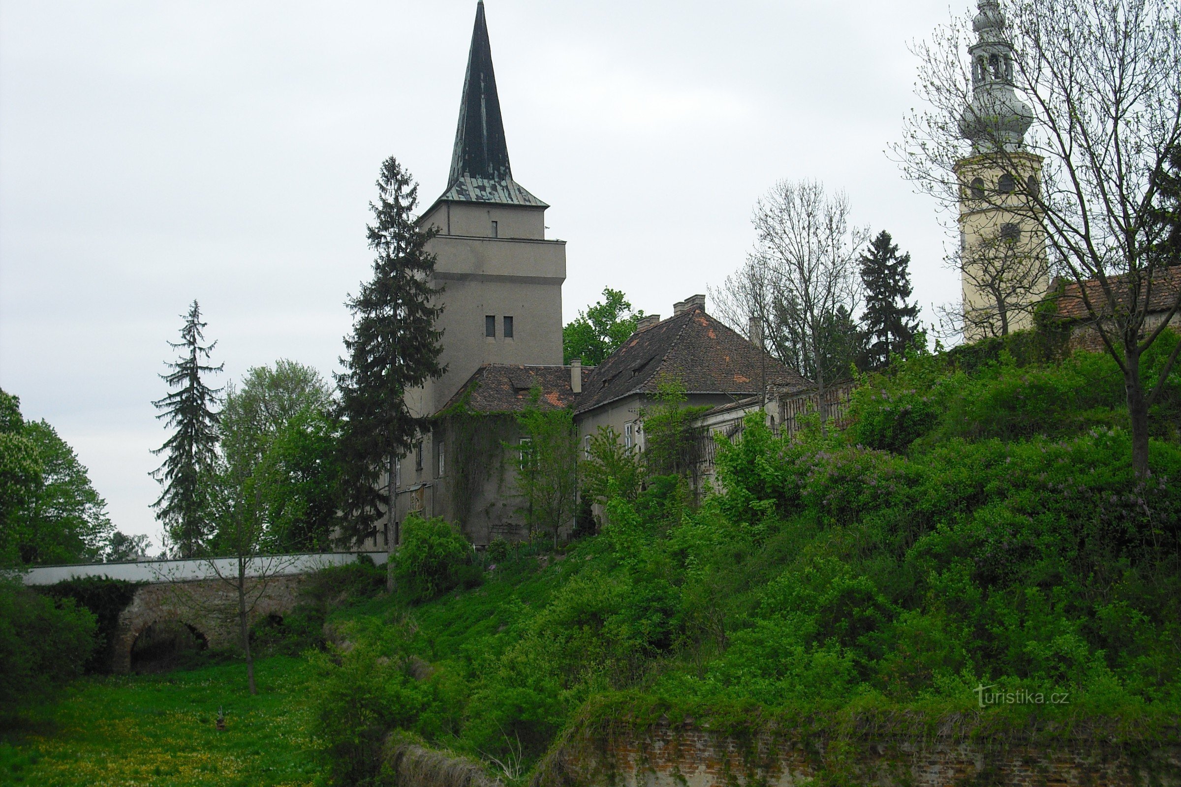 Un château avec une tour typique