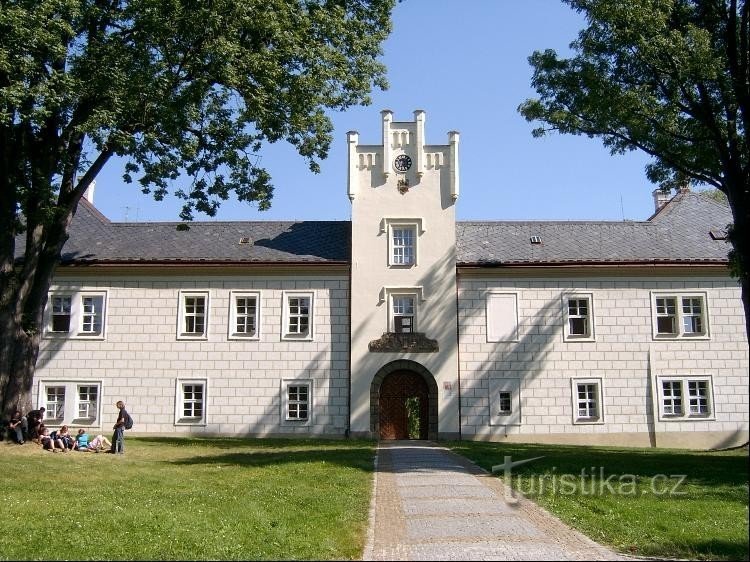 Burg Spálené Poříčí: náměstí Svobody 1, teilweise öffentlich zugängliche Burg. Zum