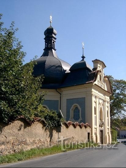 Schloss Šťáhlava: Das Schloss hat einen U-förmigen Grundriss und besteht aus einem Renaissanceflügel am