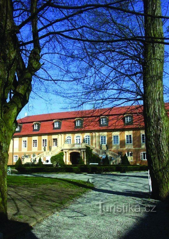 Lâu đài Štiřín - mặt tiền khu vườn