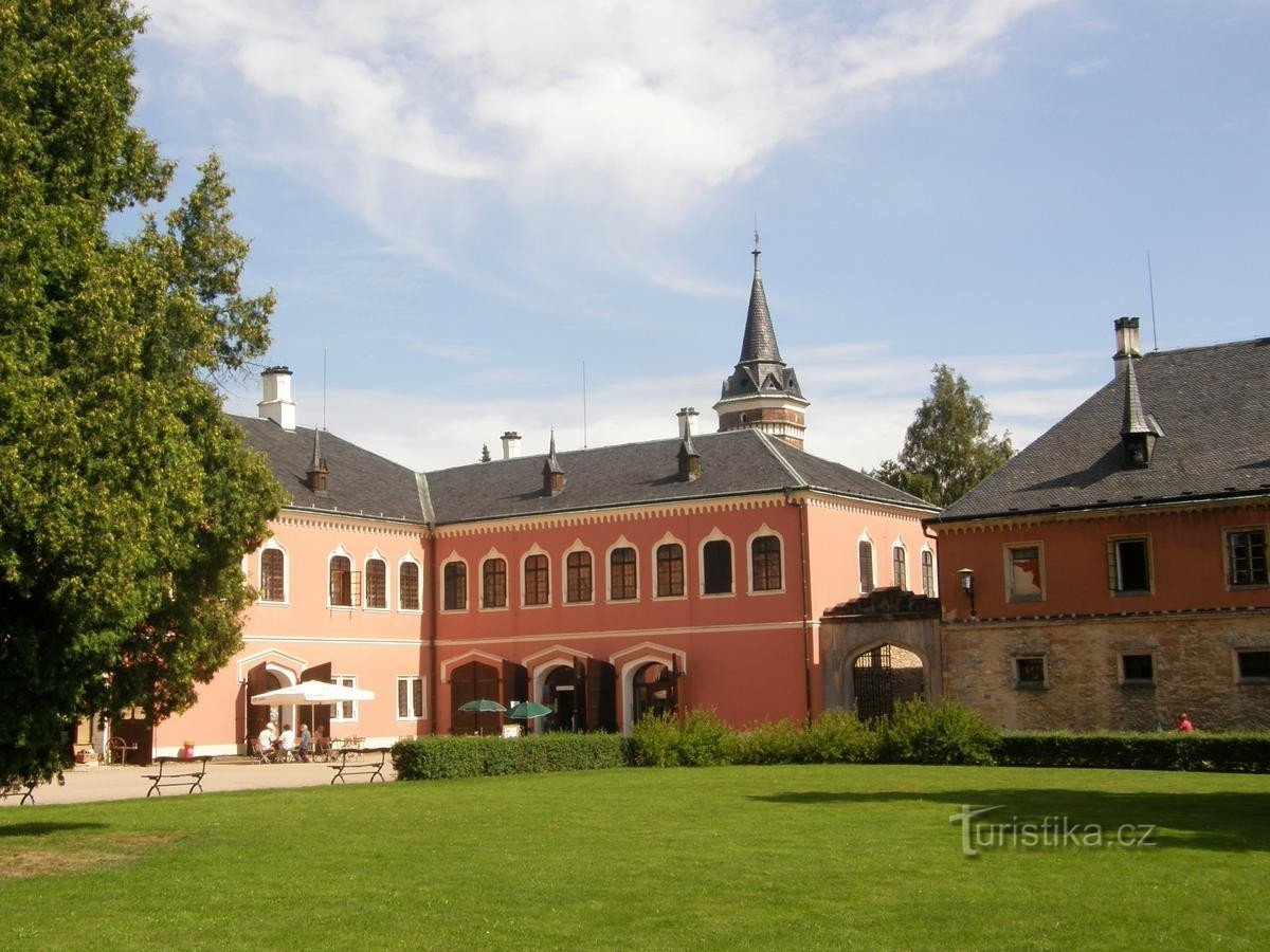 Sychrov Castle - en sagoplats vid foten av Jizerabergen.