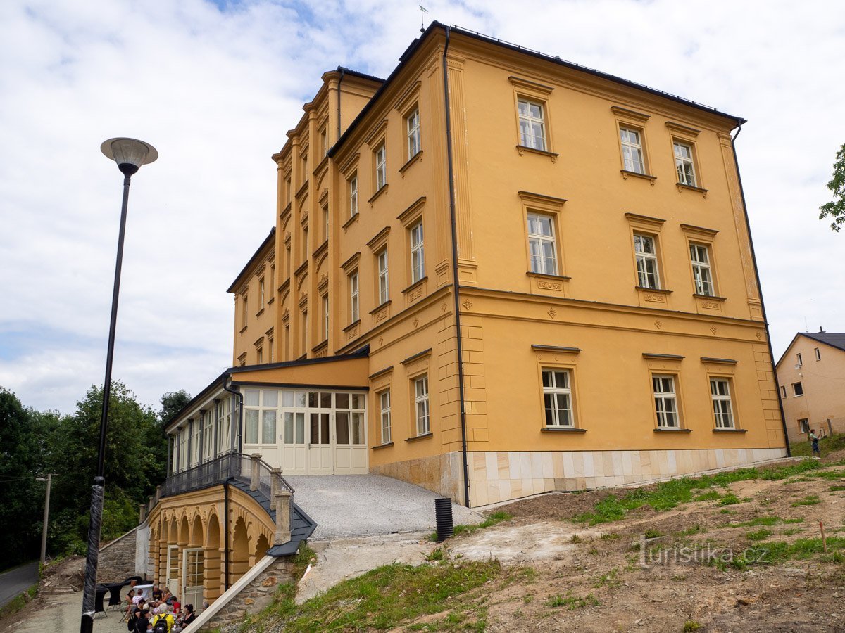 Zámek Třemešek s novou fasádou