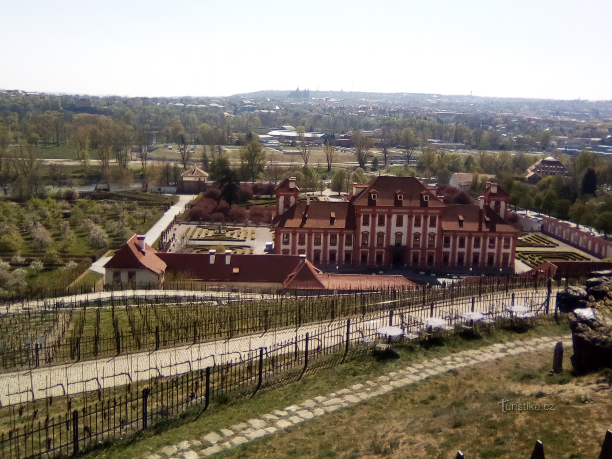 Zamek Troja i ogród botaniczny