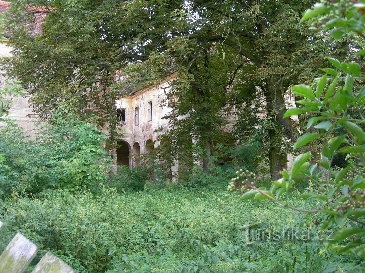 Schloss in Nesseln ertrunken: In kurzen Hosen ging es einfach nicht weiter.