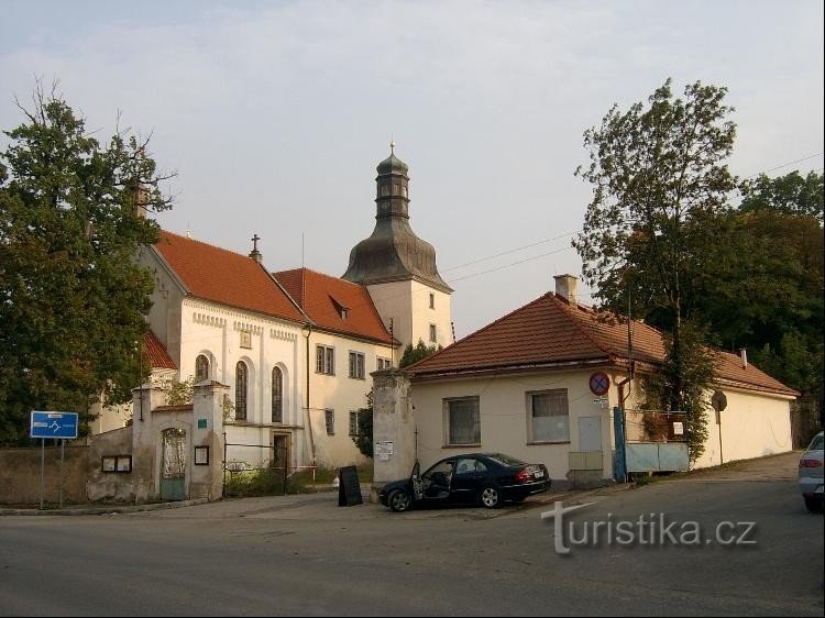 Zamek w Dolních Břežanach: widok zamku ze wsi, z urzędu gminy