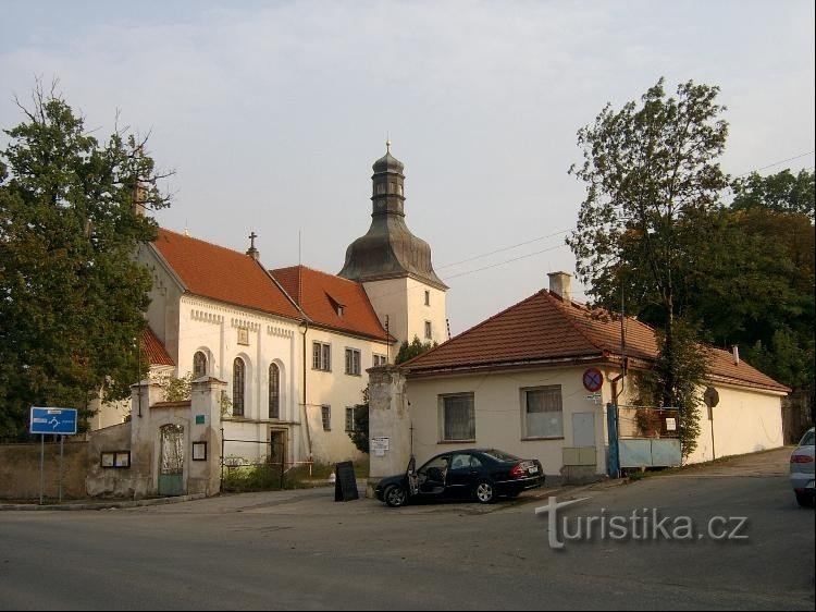 Dolní Břežany vára: kilátás a kastélyra a faluból, az önkormányzati hivatalból