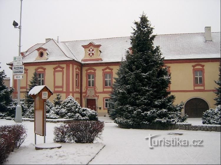 Slott i Horažďovice: Utsikt över slottet från torget.