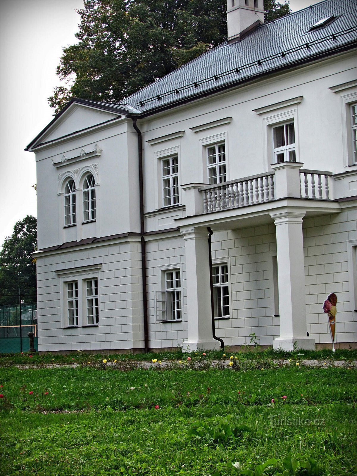 Kastély Hošťálkovában, Vsetín mellett