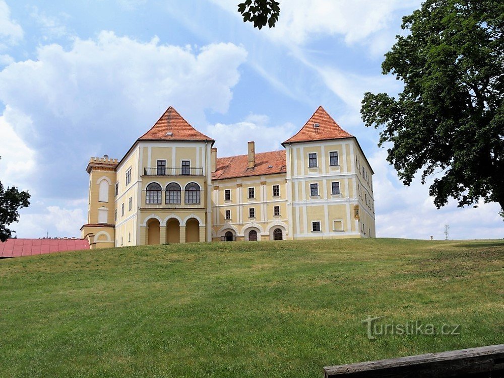 Castelul din Letovice, vedere din clădirea cu casa de bilete