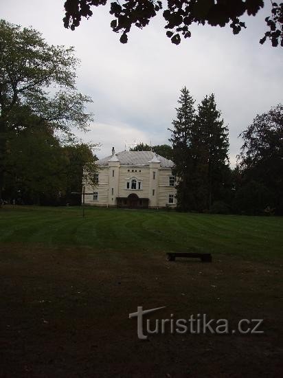Château à Mladeck avec jardin: Château à Mladeck avec jardin