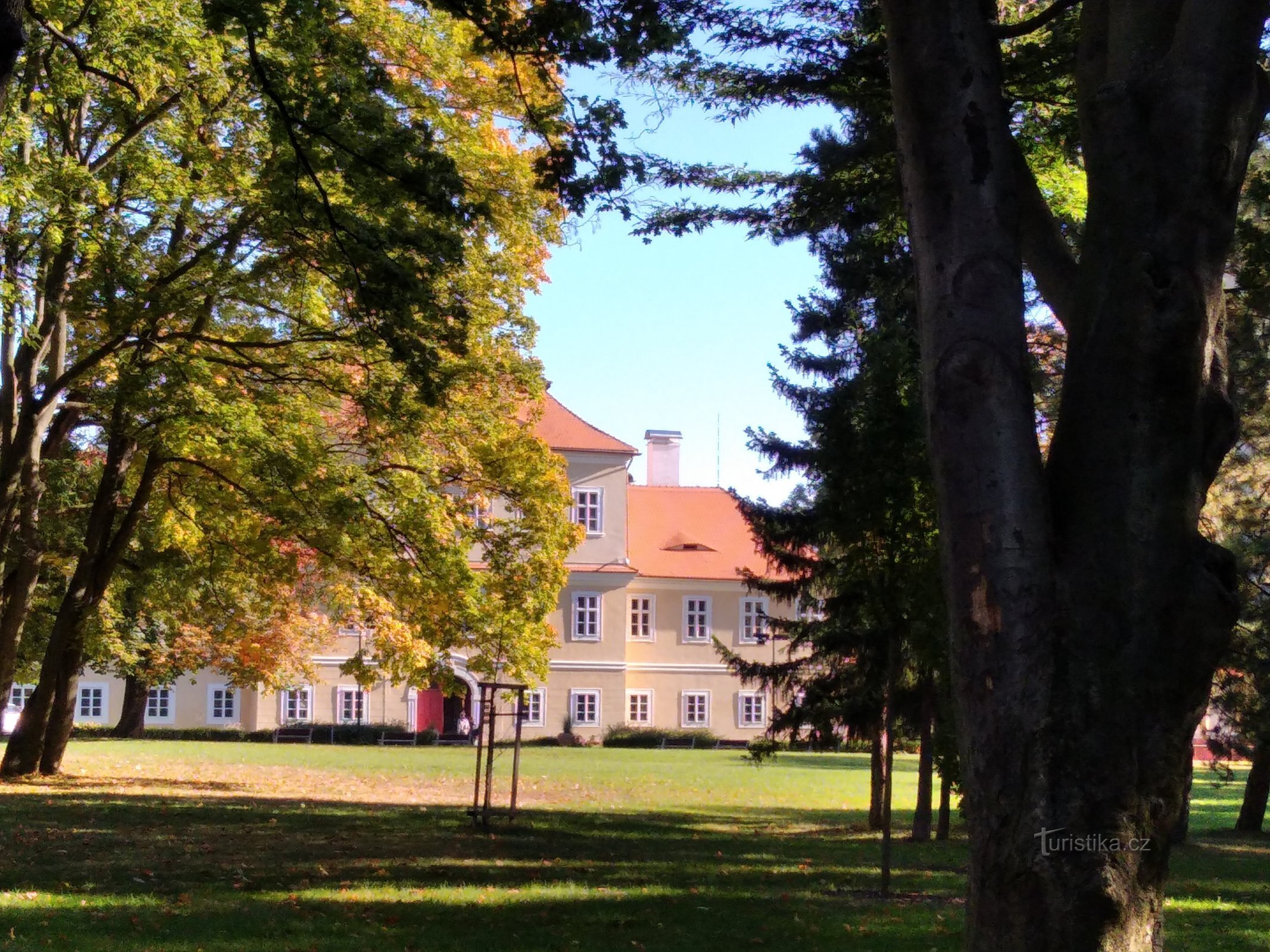 Kasteel omgeven door groen