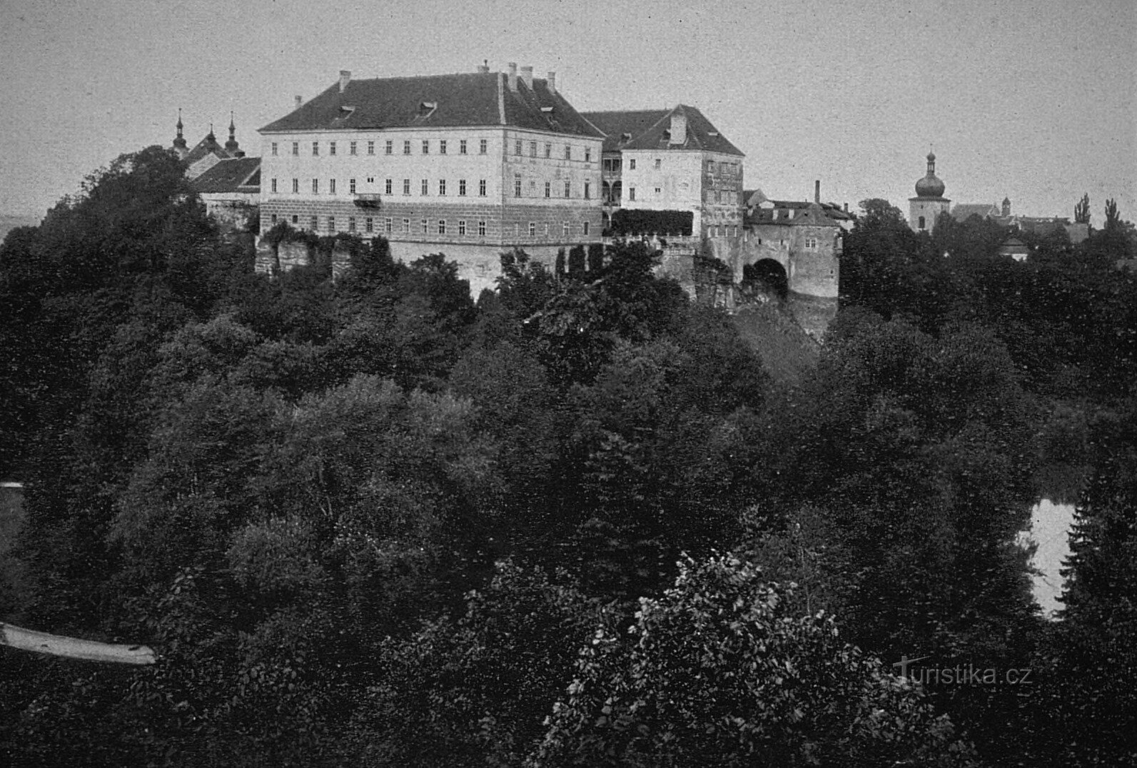 Grad v Opočnem leta 1910 (v zgornjem levem kotu je cerkev sv. Trojice)