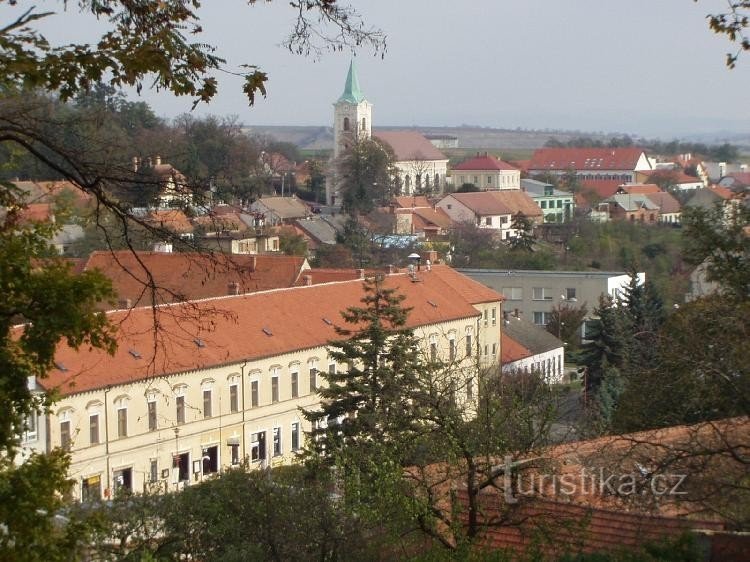 kastély a háttérben evangélikus templom