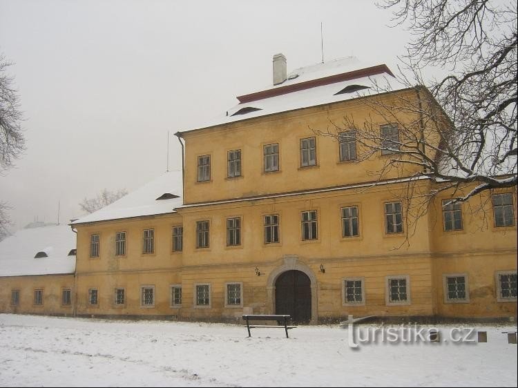 Castello di Valdštejnů: L'edificio è a quattro ali con cortile recintato e due opposte p