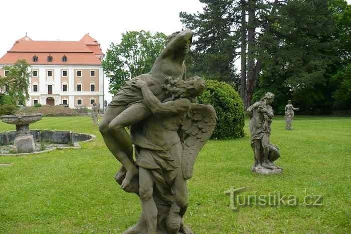 Castillo Valeč - estatuas de Braun