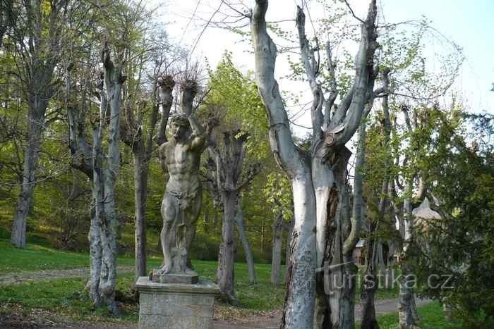 zámek Valeč - socha Spartaka