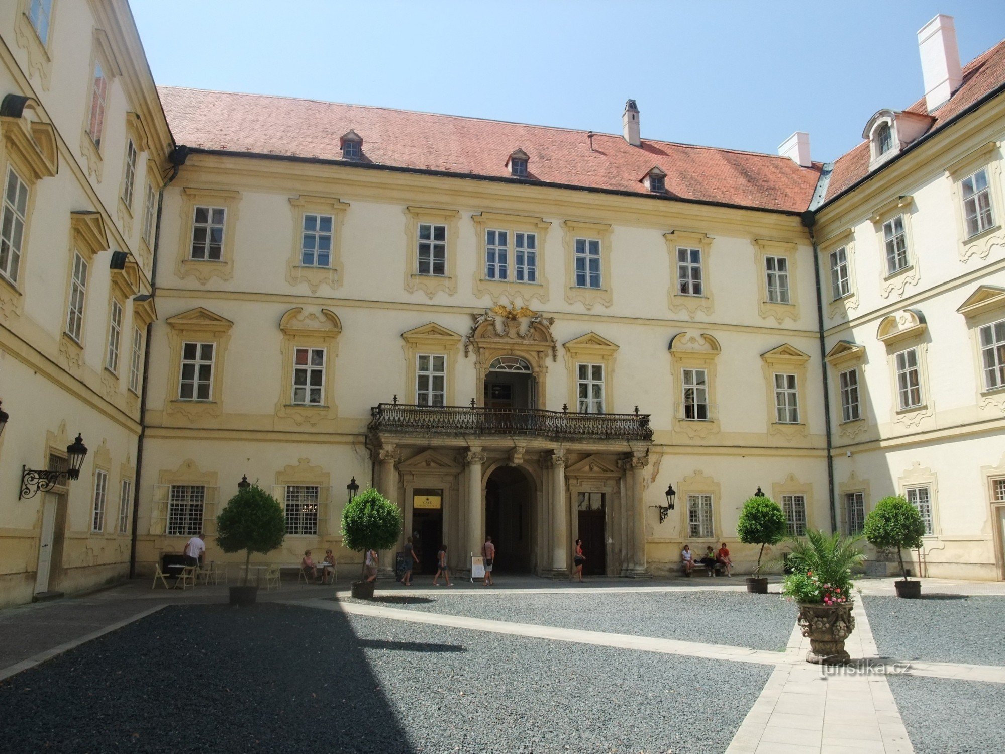 Замок Валтице - бывшая величественная резиденция Лихтенштейнов.