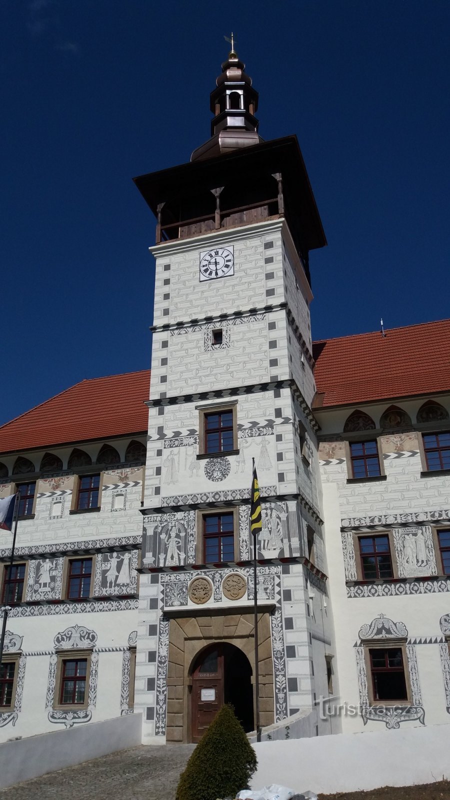 az újonnan felújított Stará Ves-i kastély, beleértve a tornyot is