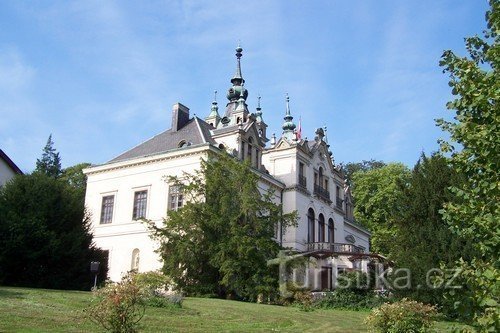 Château de Velké Březno depuis la porte d'entrée