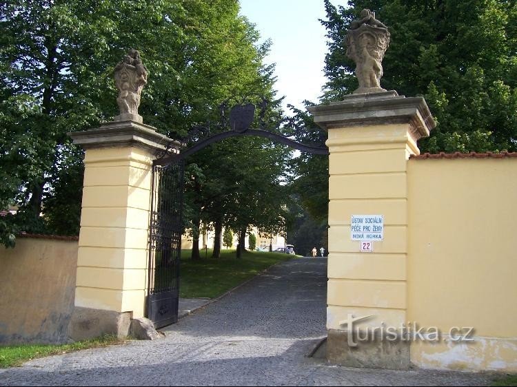 Château : porte d'entrée du parc du château - aujourd'hui l'Institut de protection sociale