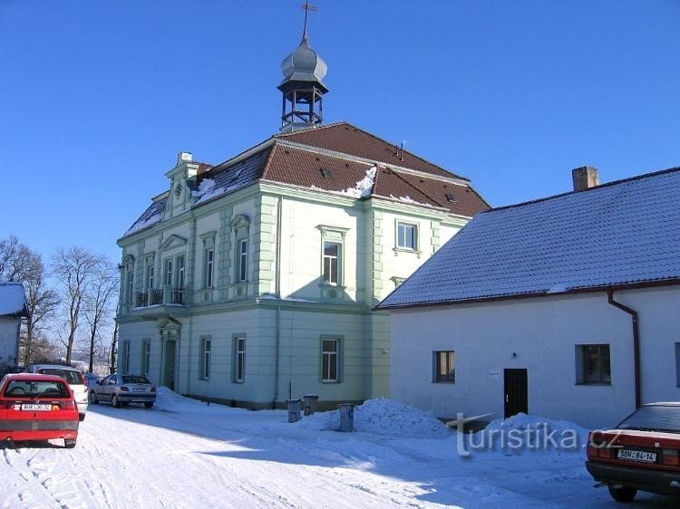 Linna eteläpuolelta: Castle Lítov