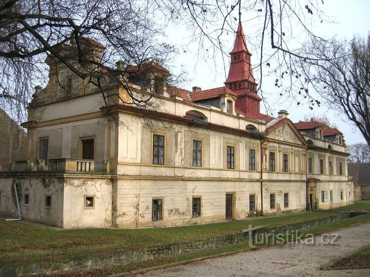 Castillo desde el parque, vista desde el suroeste: Castillo Úholičky