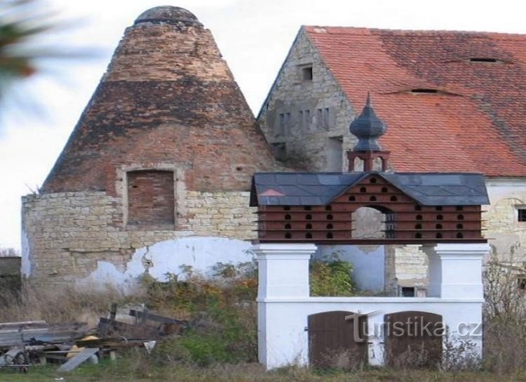 Замок: Замковий сад з голубником.