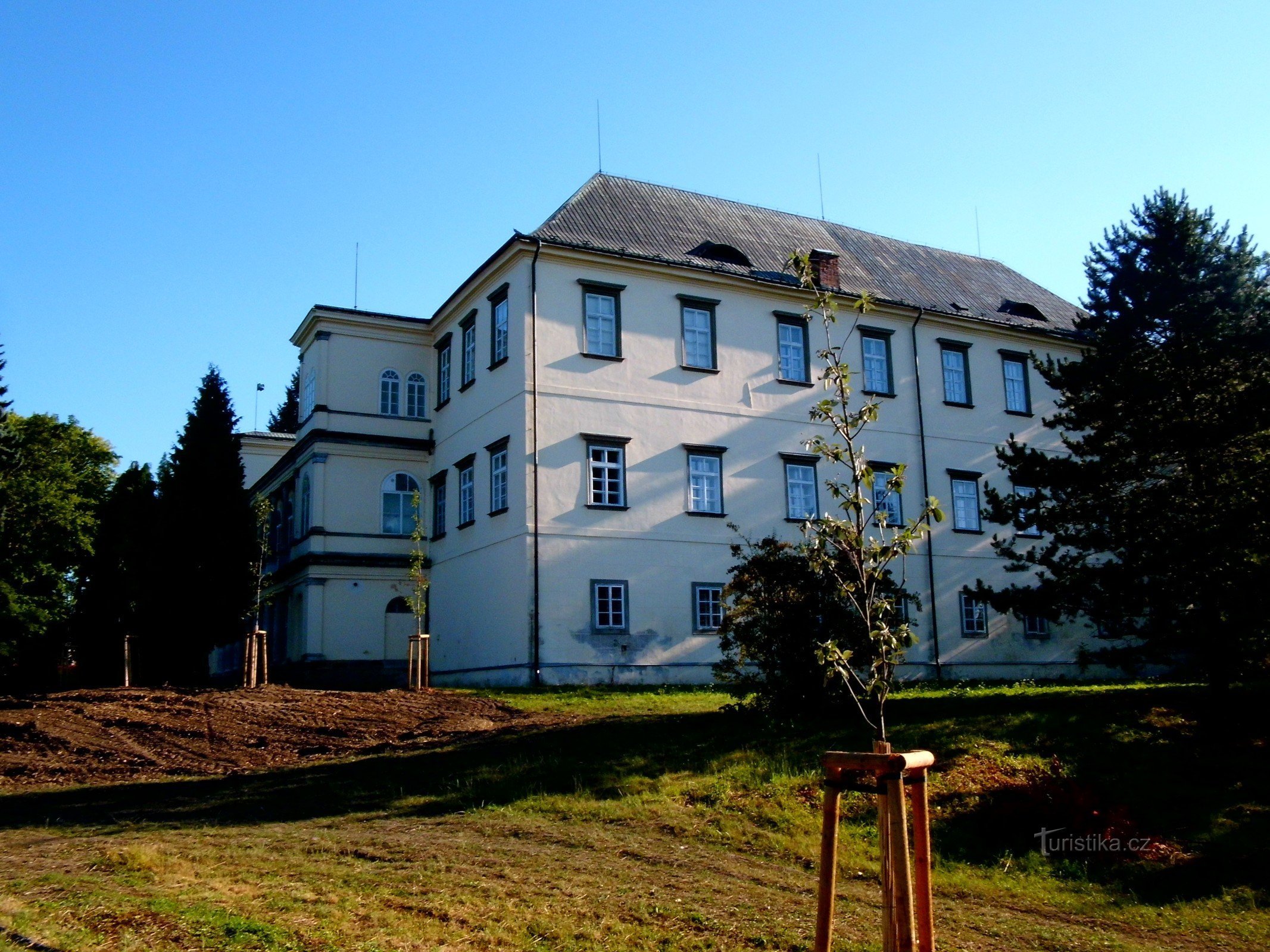 ZAMEK, PARK ZAMKOWY I CIEKAWY KOŚCIÓŁ W KOPIDLNEJ