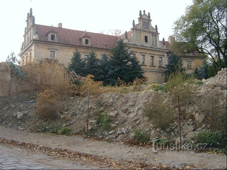 Slott: Slottet ligger i centrum av byn på en kulle, omgivet av en liten slottspark