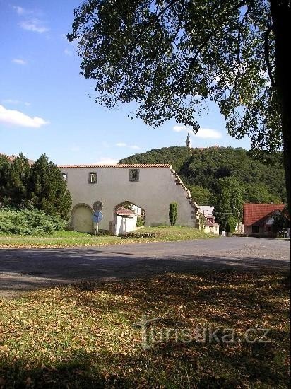 Castelo de Zelená Hora e as ruínas do mosteiro perto de Nepomuk