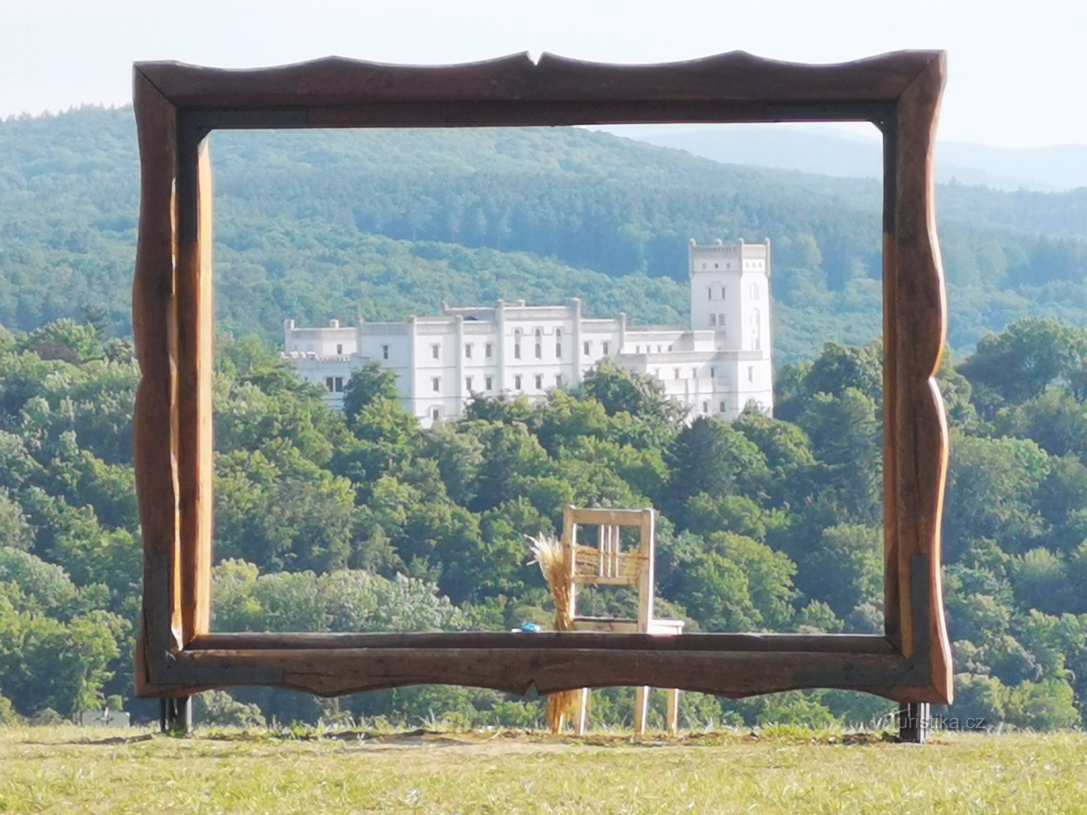 Castillo de Nový Světlov a través de la "ventana de observación" en forma de marco