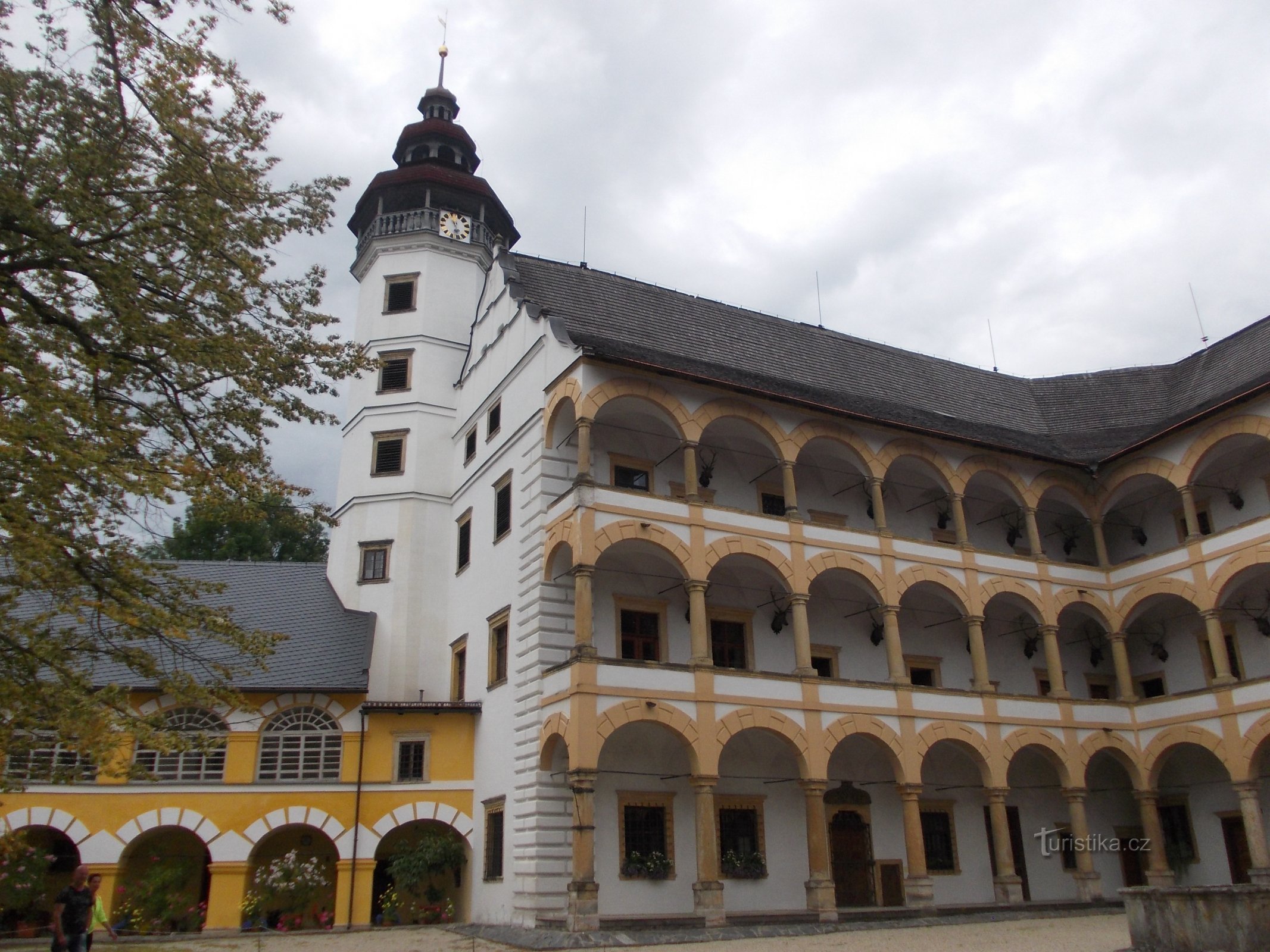 château avec une tour